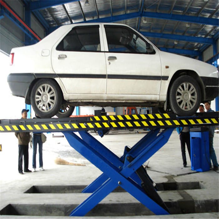 Di lantai dasar Scissor Car Lift On