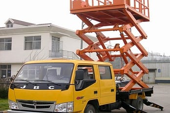 chariot élévateur à ciseaux monté sur camion